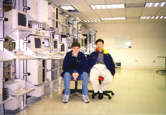 Endre at the Datacenter with Seoul Telecom worker 2