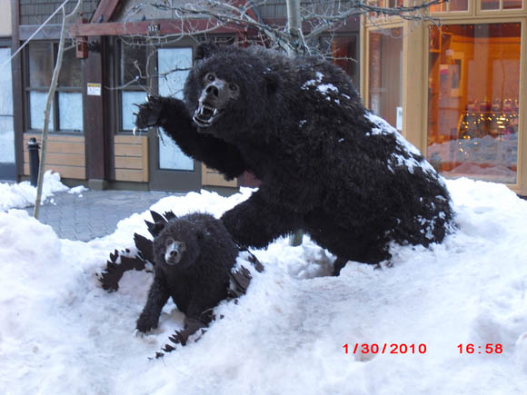 Statue of a bear protecting her cub